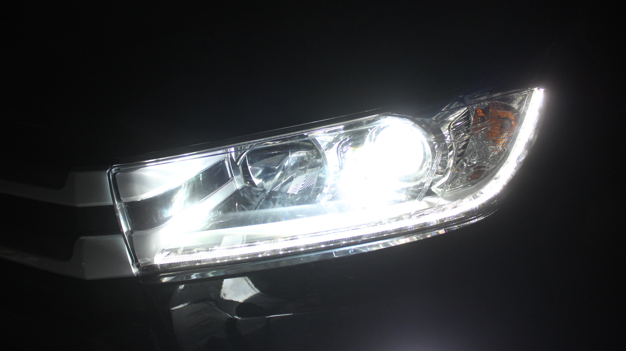 成都天一車燈新漢蘭達(dá)車燈改裝米石LED雙光透鏡效果展示