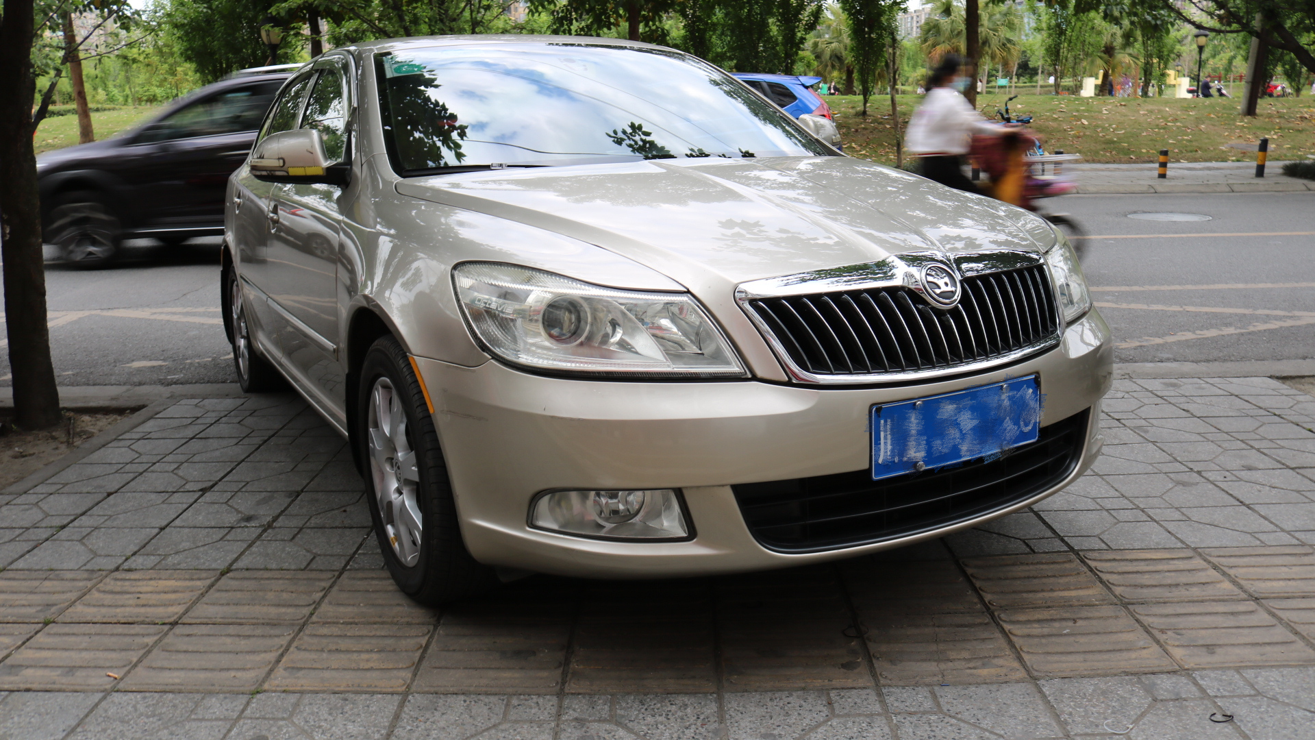 成都14款明銳車燈改裝LED透鏡大燈