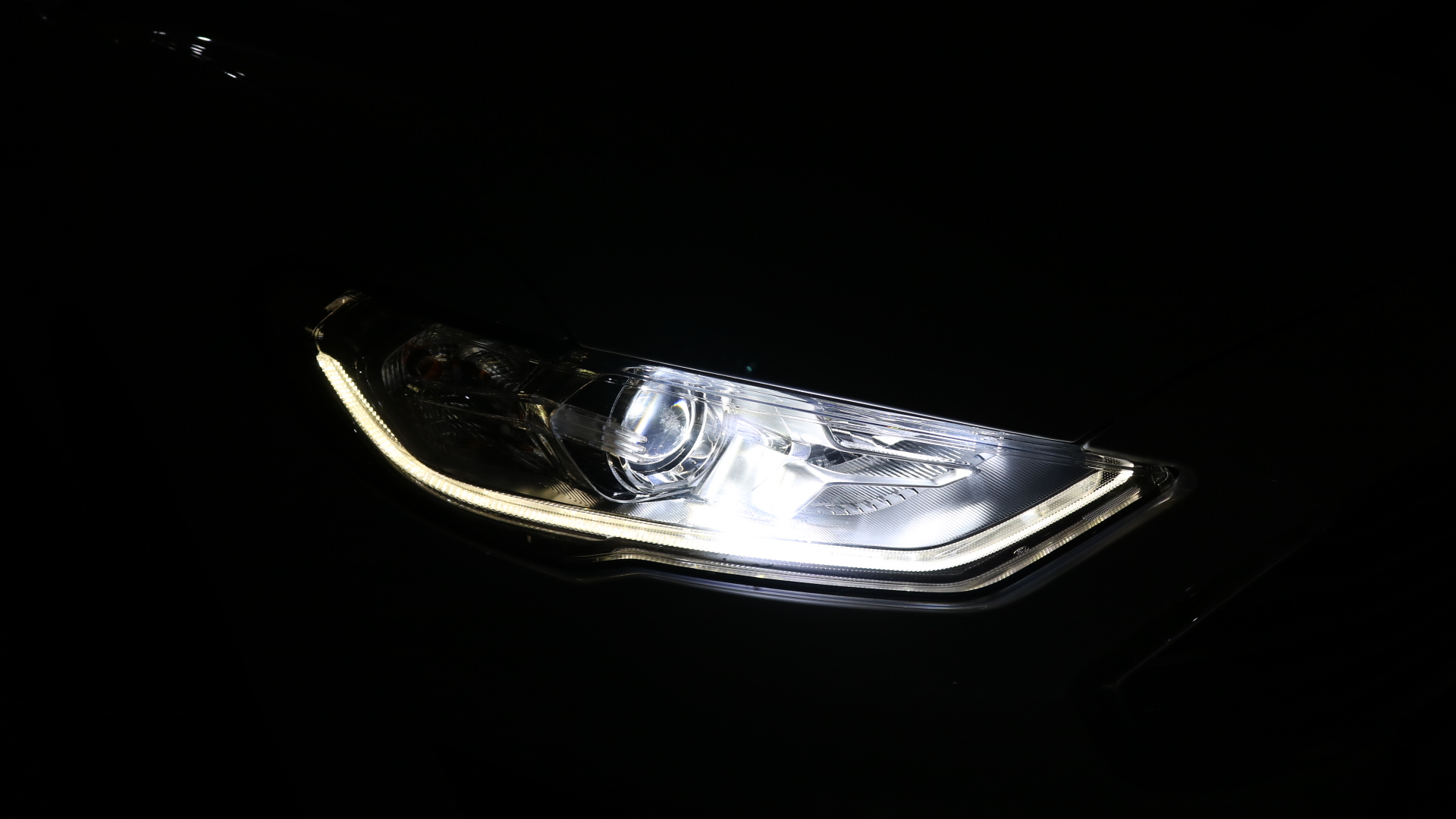 成都車燈改裝蒙迪歐大燈外觀-天一車燈